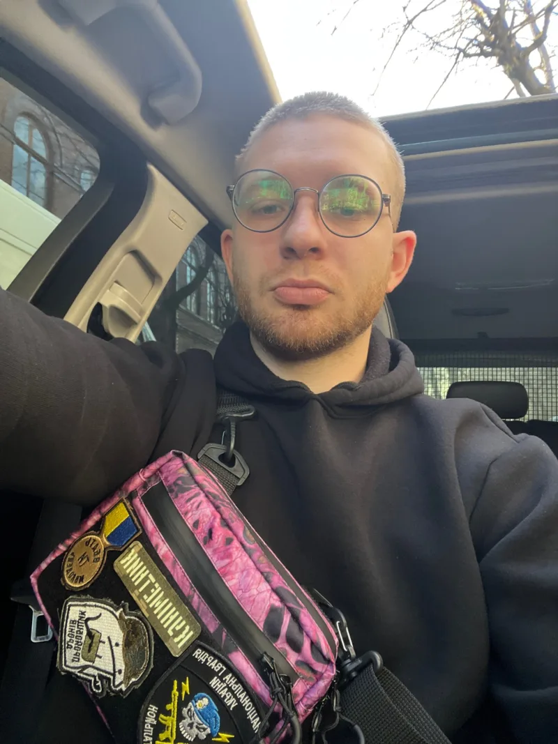 Maks, 28