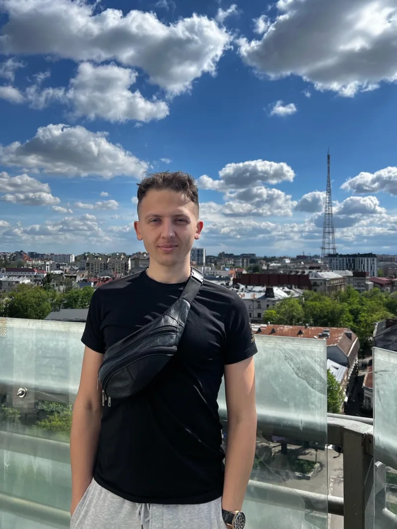 Роман, 25