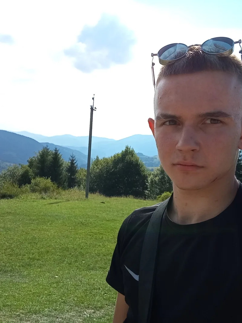 Максим, 18