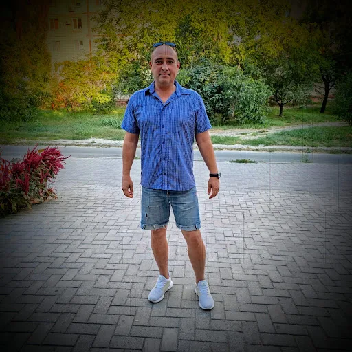 Андрій, 43