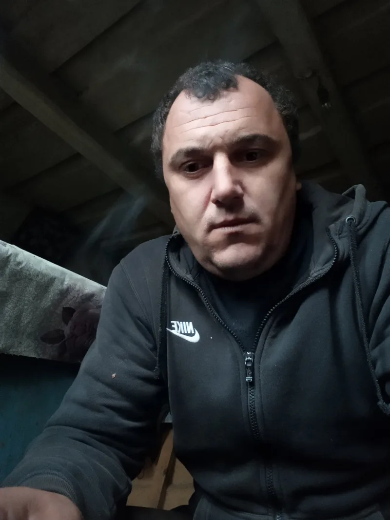 Віктор, 35