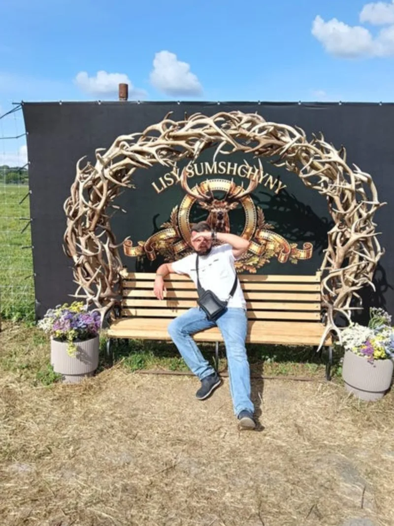Деніс, 41