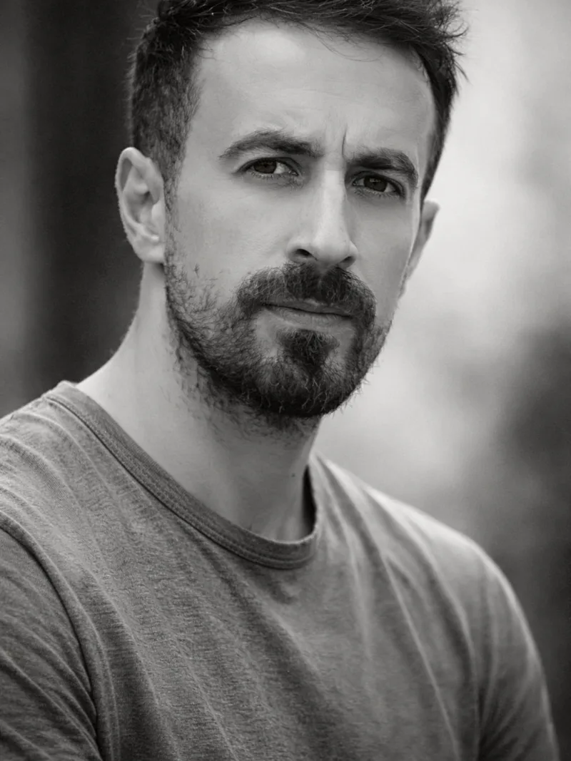 Özgür, 26