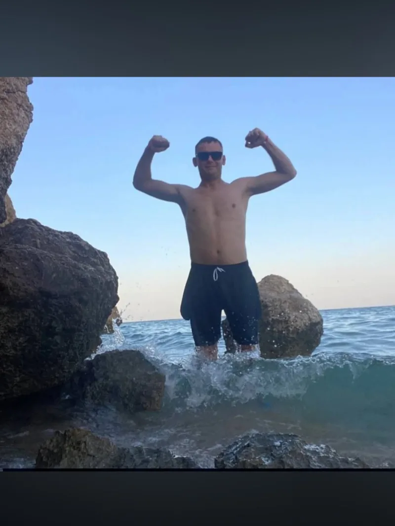 Stando, 27